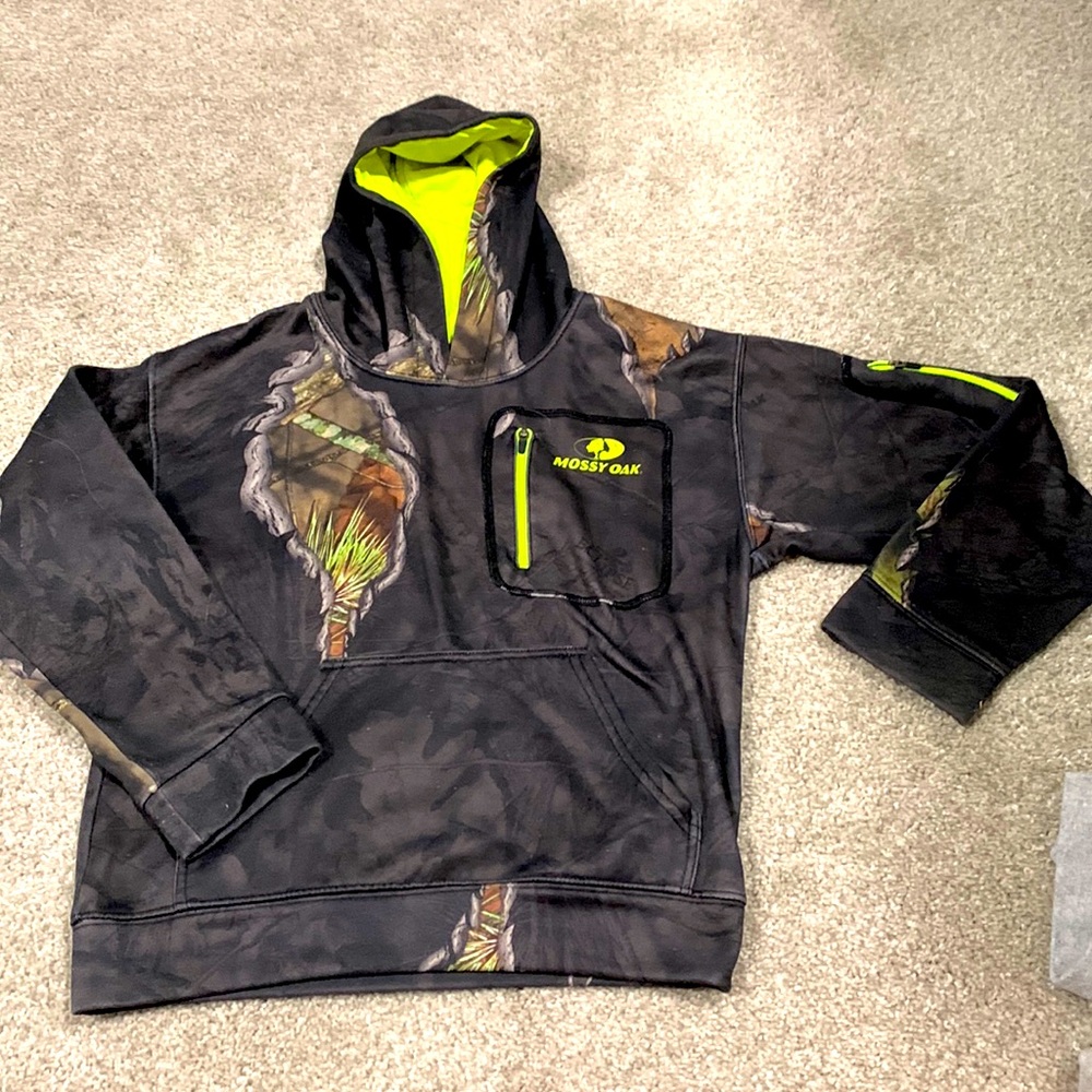 Mossy Oak camo sweatshirt with 2 zip pockets